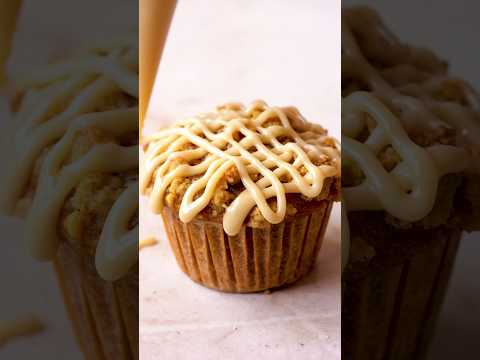 Easy vegan pumpkin muffins 🎃 With crunchy streusel and maple glaze